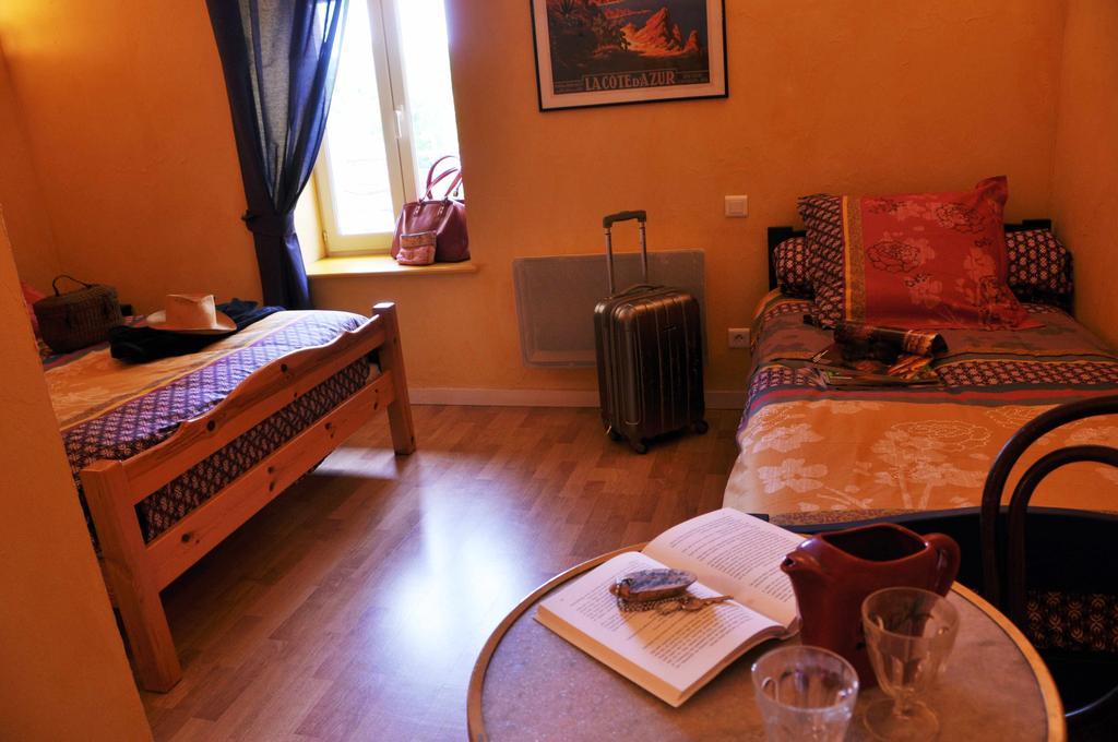 La Ferme Aux Abeilles Hotel Ambierle Szoba fotó